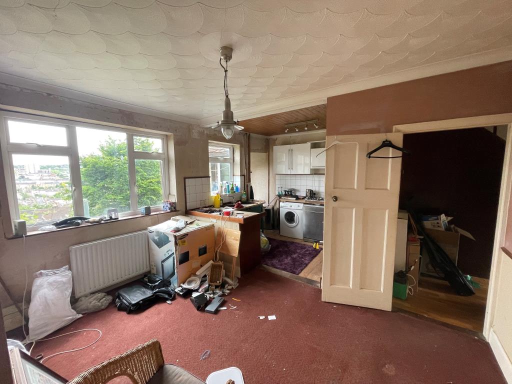 Lot: 92 - THREE-BEDROOM HOUSE FOR IMPROVEMENT - Dining room/kitchen